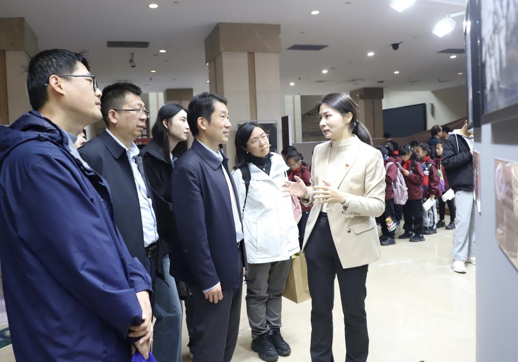 “新华社进校园”——西南财经大学师生走进“国社之镜·世纪光影”新闻摄影展